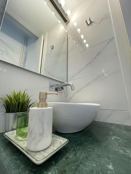 Stylish And Central Apt Near Acropolis - Avdi Square Атина Екстериор снимка